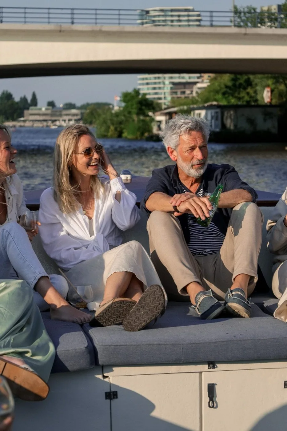 Gezelschap geniet vanaf de boot van het uitzicht op het water
