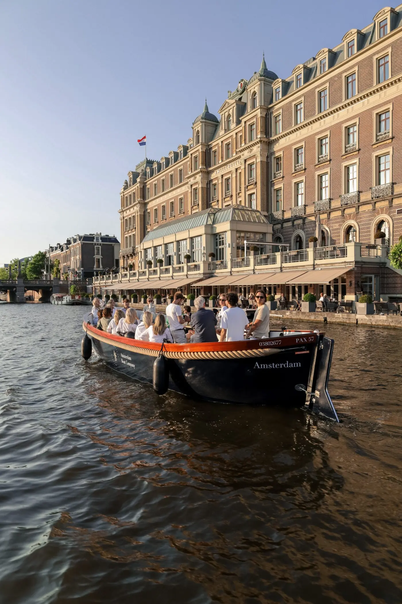 Feestend gezelschap op een privé sloep