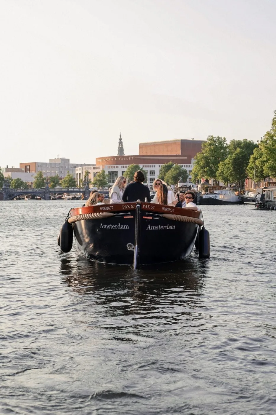 Gezelschap borrelt op de Amsterdamse grachten