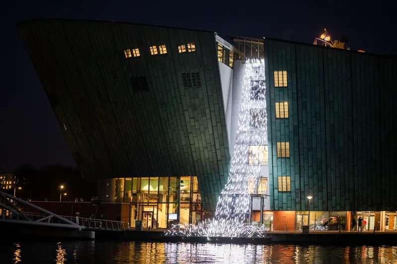 Inversion Waterfall van UxU Studio, lichtkunstwerk tijdens Amsterdam Light Festival editie 15