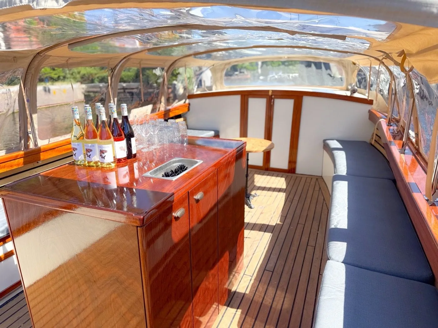 Luxe interieur van sloep Zaza